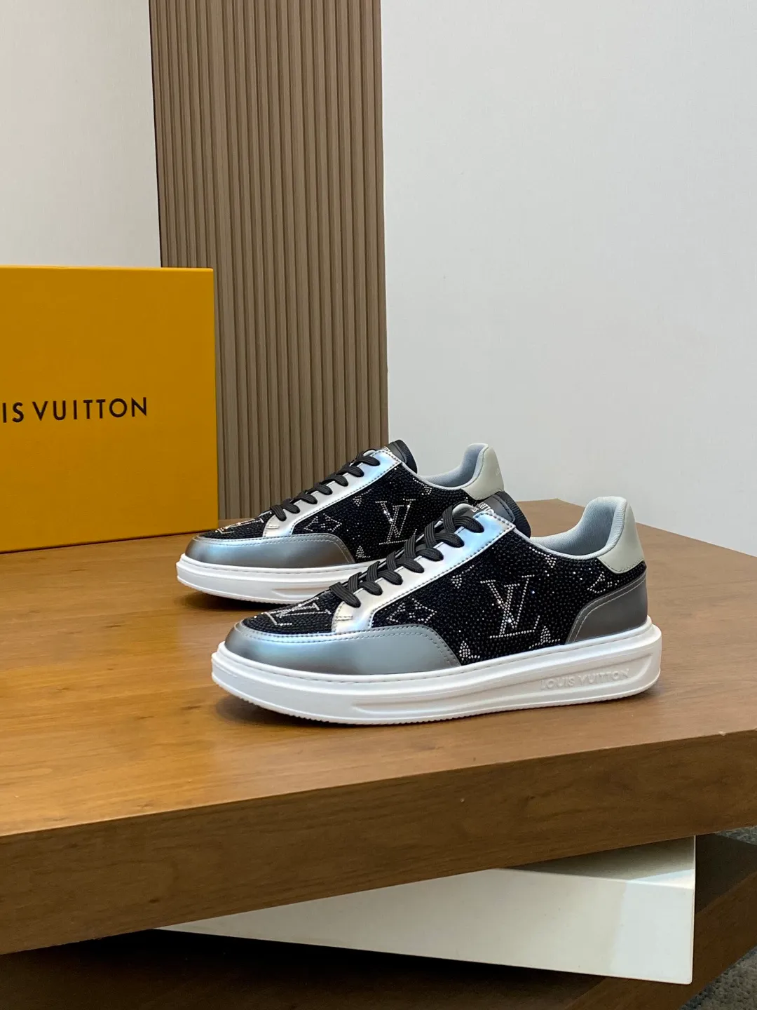Men's shoes 💰760¥ ••New arrivals•• 2025FW•LV TRAINER hot diamond starry 💎retro sneakers! Lou* V～Made in Wanduan️original and authentic goods! Original imported top-grade anti-velvet cowhide • Hot-stamped imported Czech diamonds 💠 Fabric mesh lining for feet ➕ Original TPU combination sole ~ Lasting technology • Comfortable and durable!  Size: 38-44 (Male 45 46 customized)